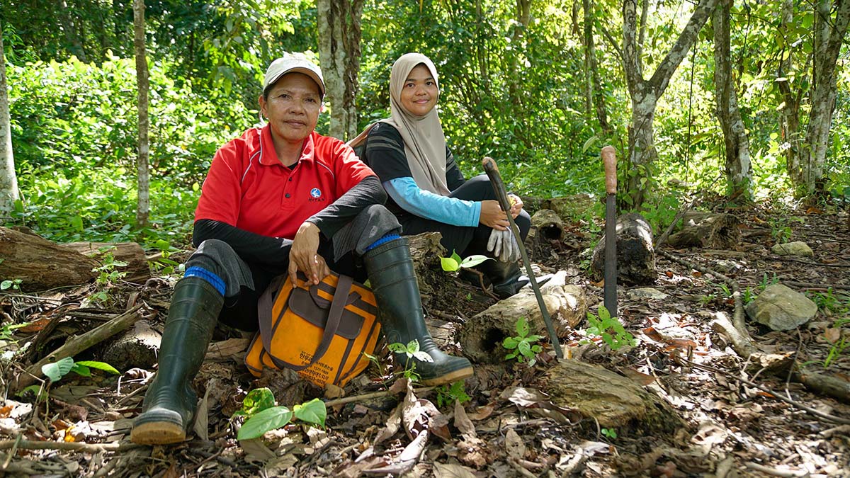 Kinabatangan tree-planters Mariana Singgong and Fatimah Pastor (Chen Yih Wen)
