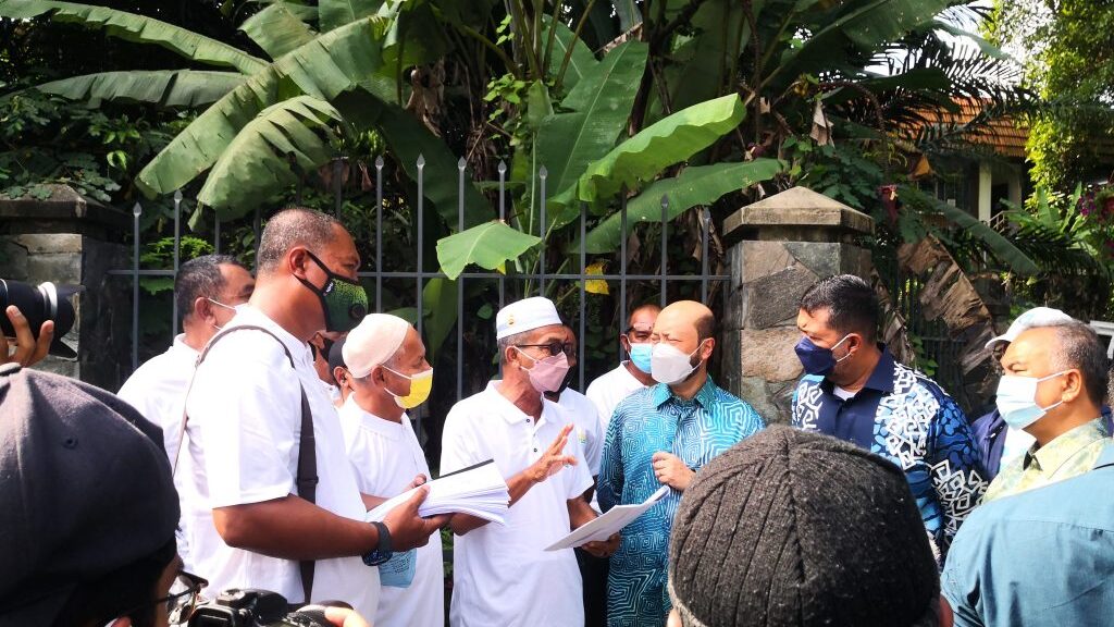 Farmers hand over a memorandum to members of Parliament across the divide in March 2022 (Sahabat Alam Malaysia)