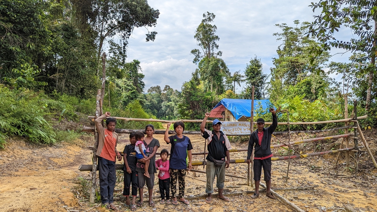 : The villagers of Kampung Mesau in Pahang built a blockade to save their forests from loggers. After 16 months of sleeping by the blockade, they have brought their fight to the High Court. (YH Law)