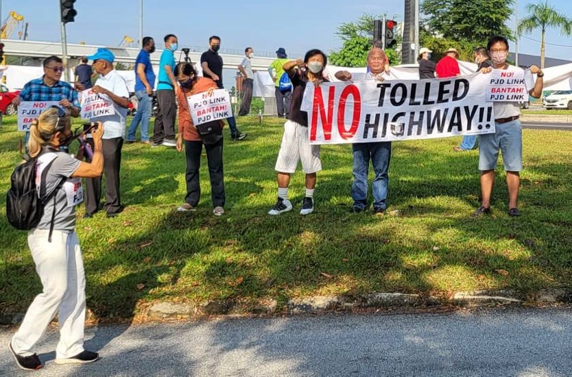 Residents along the PJD route have held several streetside protests against the highway project. (SayNoToPJDLink.org)